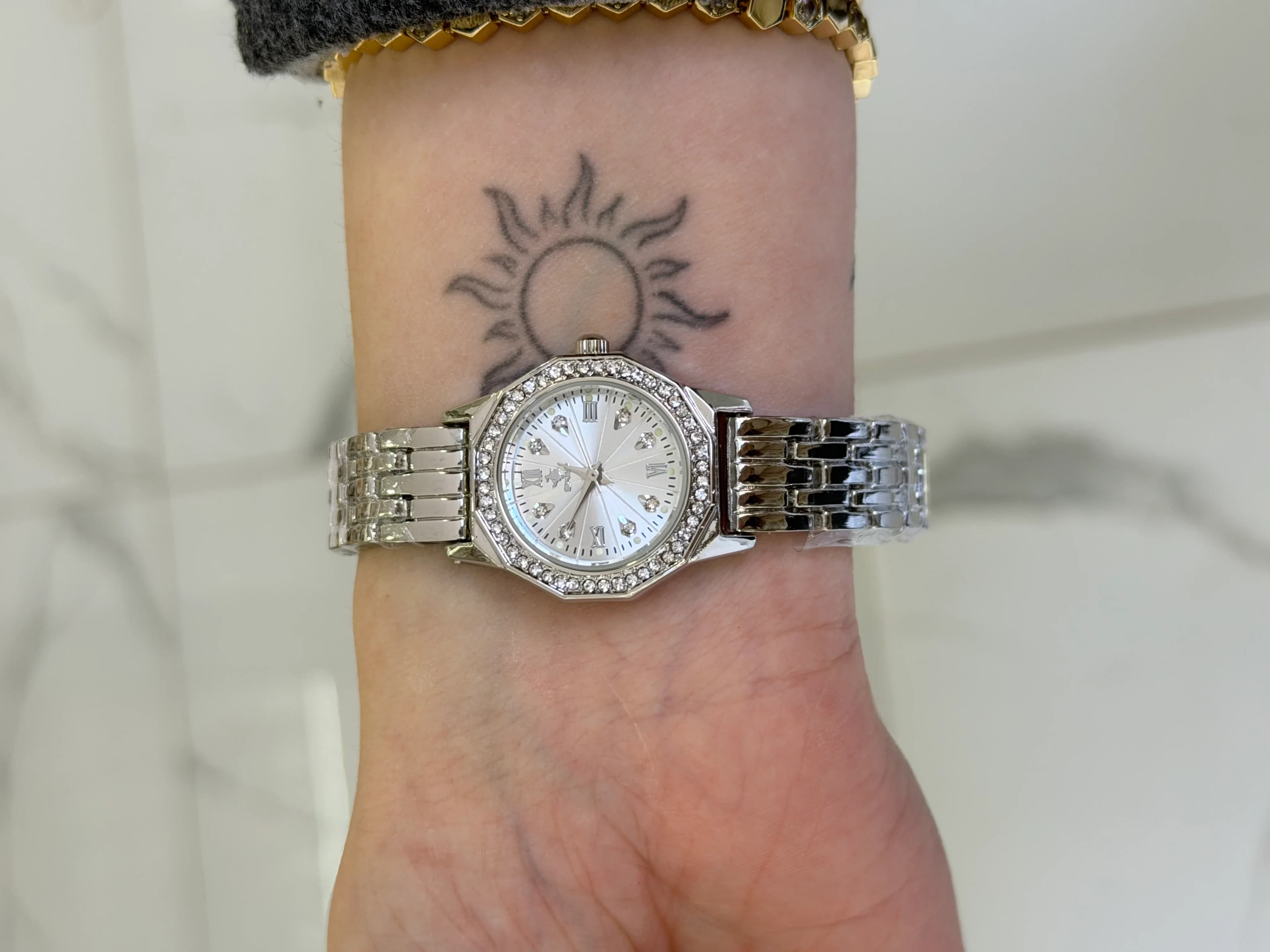 Köşeli Taşlı Gümüş Renk Saat