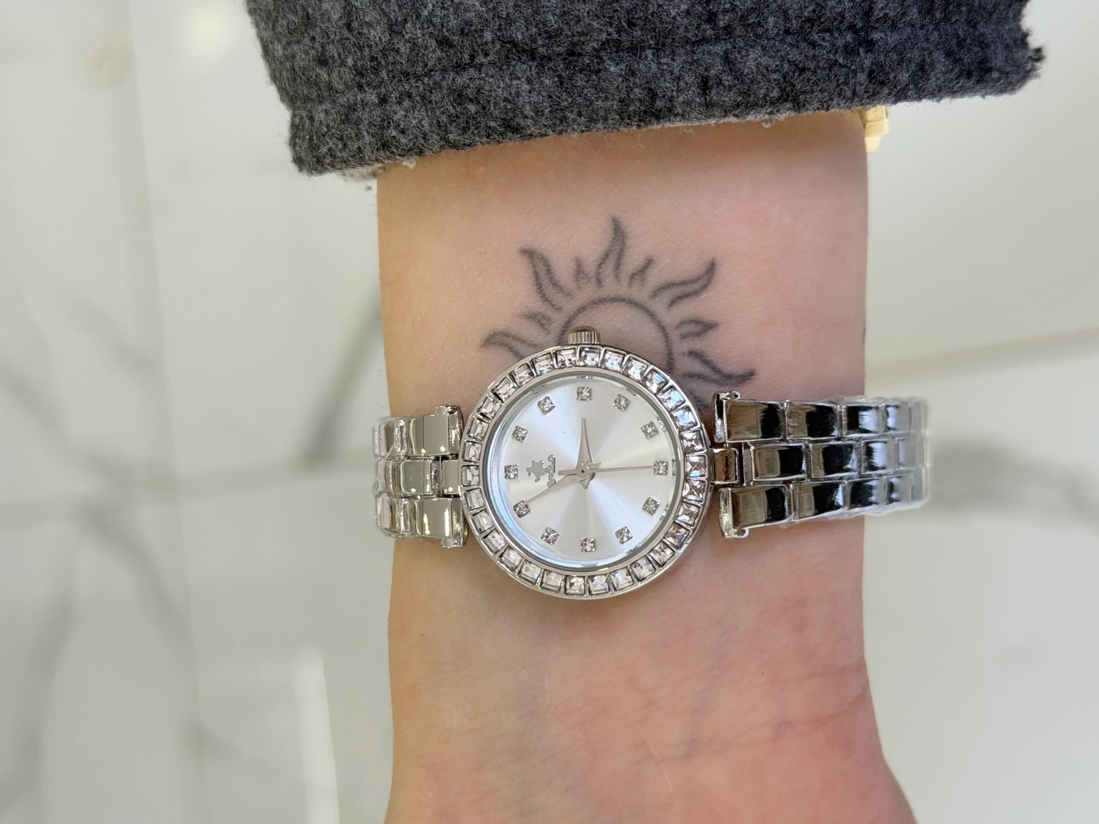 Gümüş Renk Oval Taşlı Saat