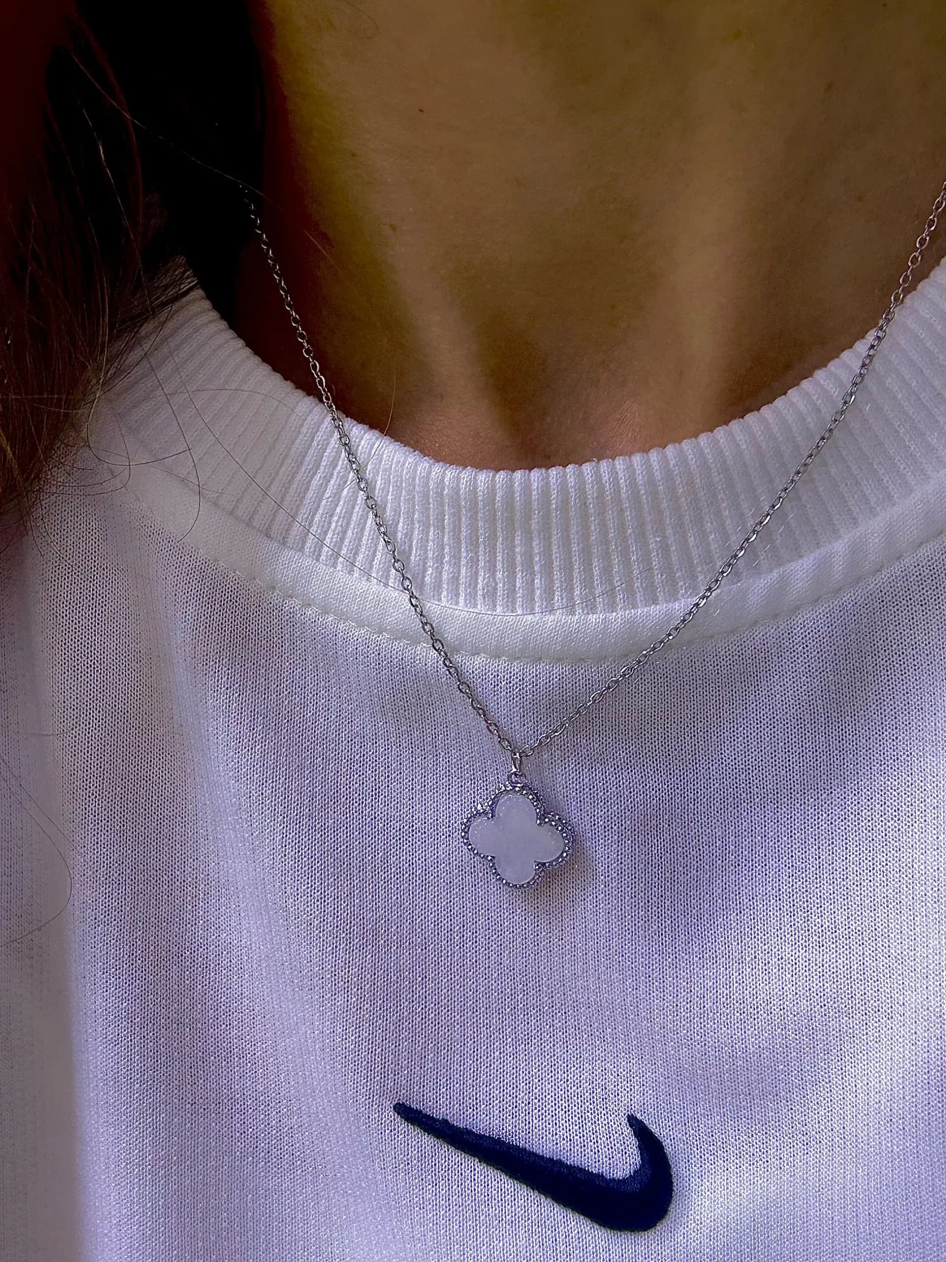 Çelik Gümüş Renk Beyaz Cef Yonca Kolye