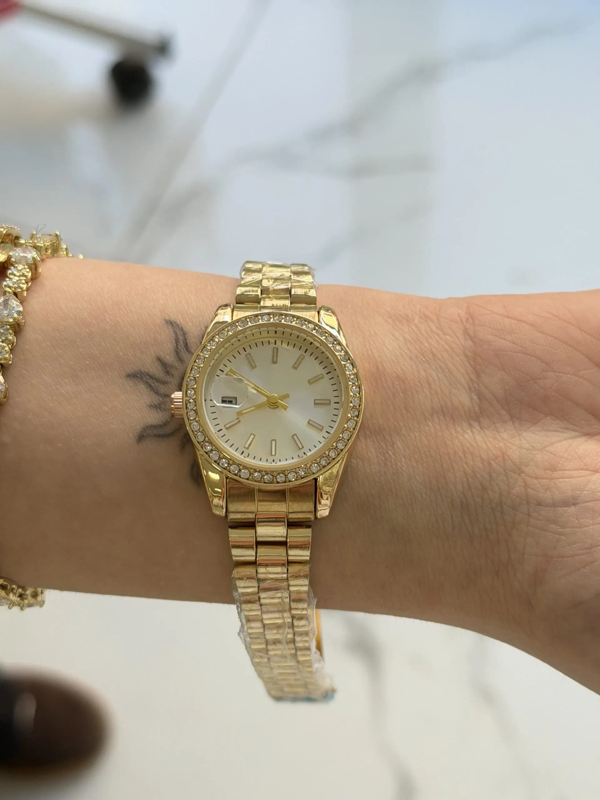 Gold Taşlı Krem Saat