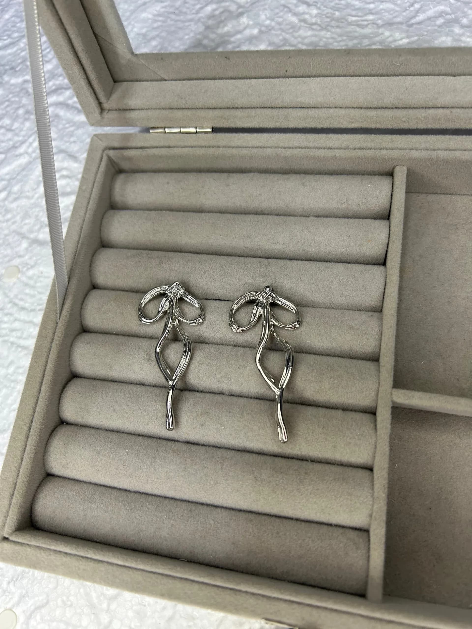 Gümüş Renk Mini Big Fiyonk Küpe