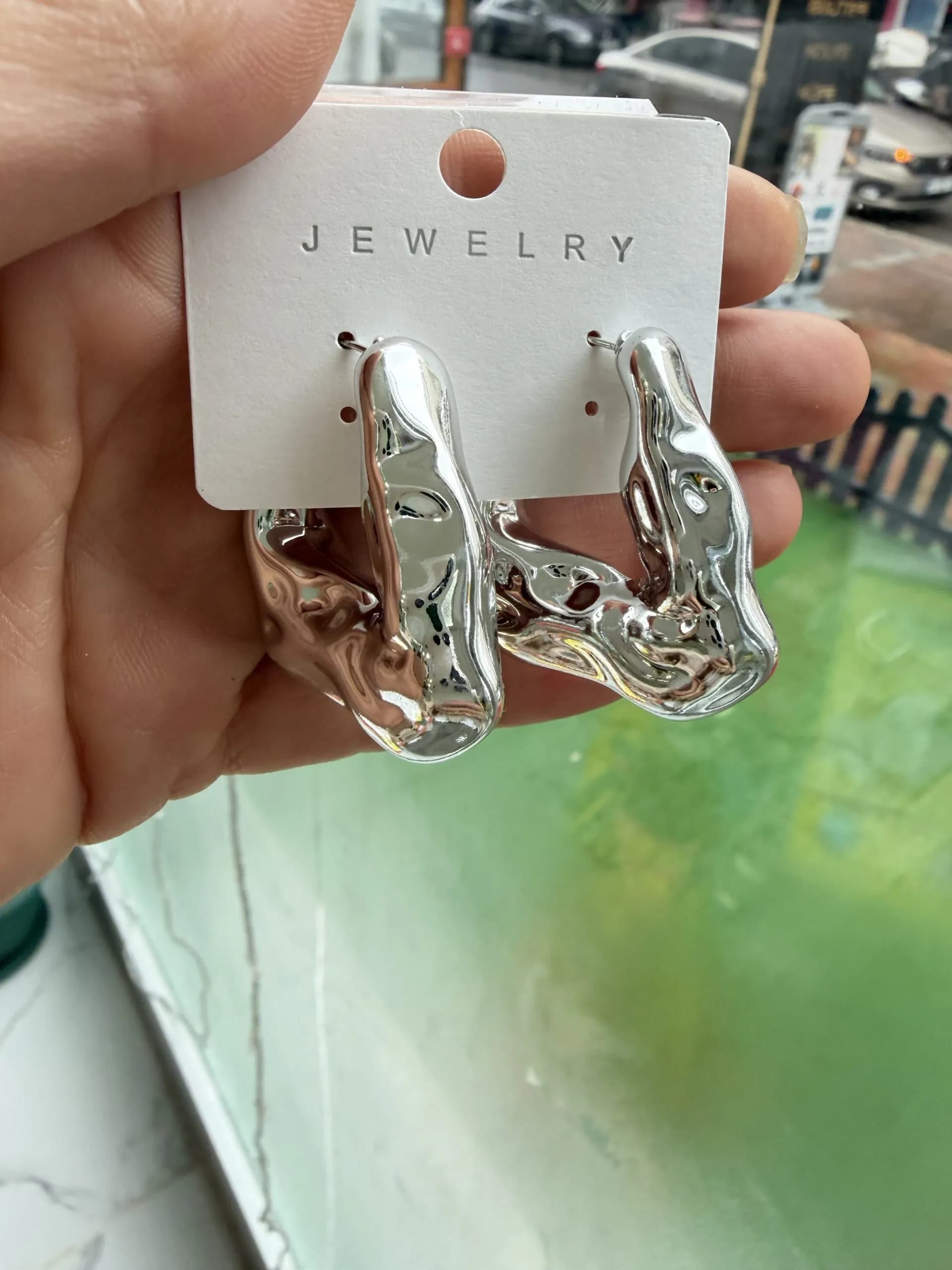 Hafif Kare Kırışık Gümüş Renk Küpe