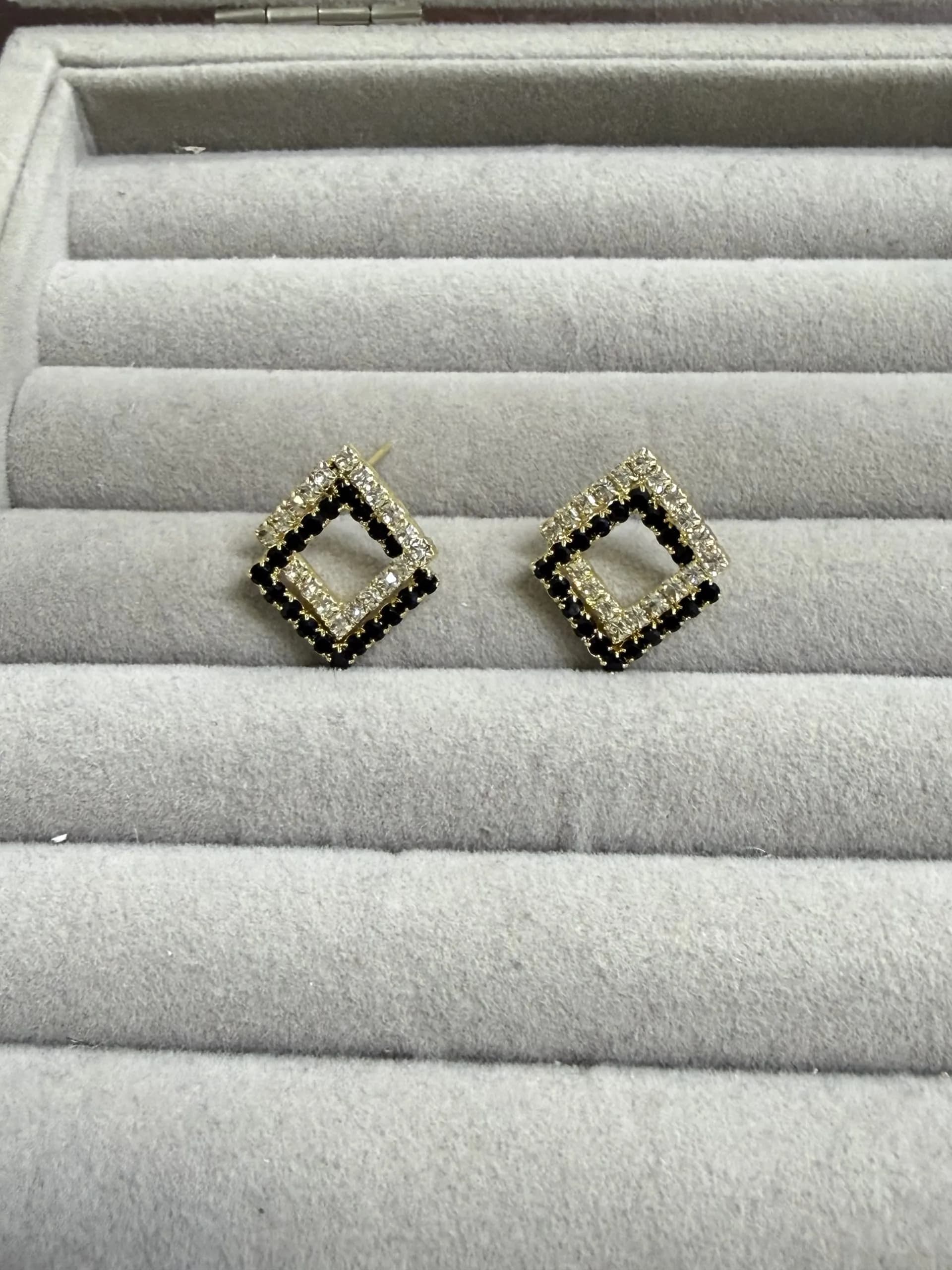 Siyah Gold Taşlı Kare Küpe