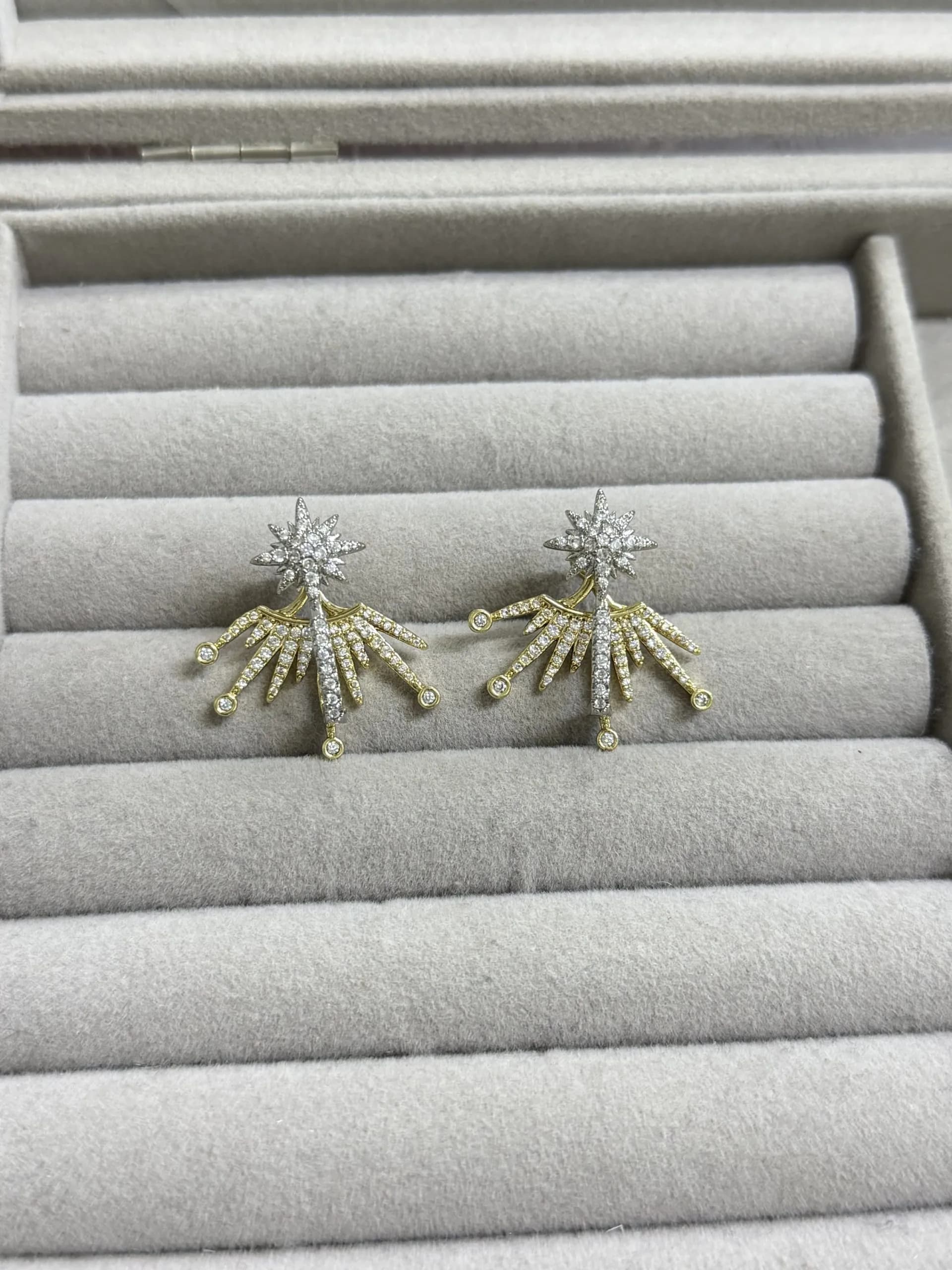 Tasarım Kullanım Taşlı Zirkon Küpe