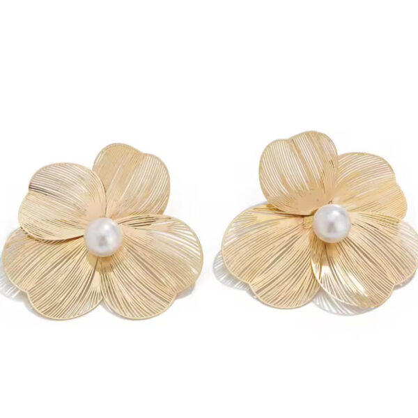 Vip İncili Tarz Çiçek Küpe