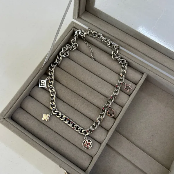 Vip Gümüş Renk Louis Charm Kolye