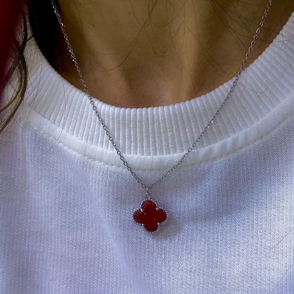 Çelik Gümüş Renk Kırmızı Cef Yonca Kolye