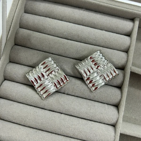 Gümüş Renk Botte Kare Küpe