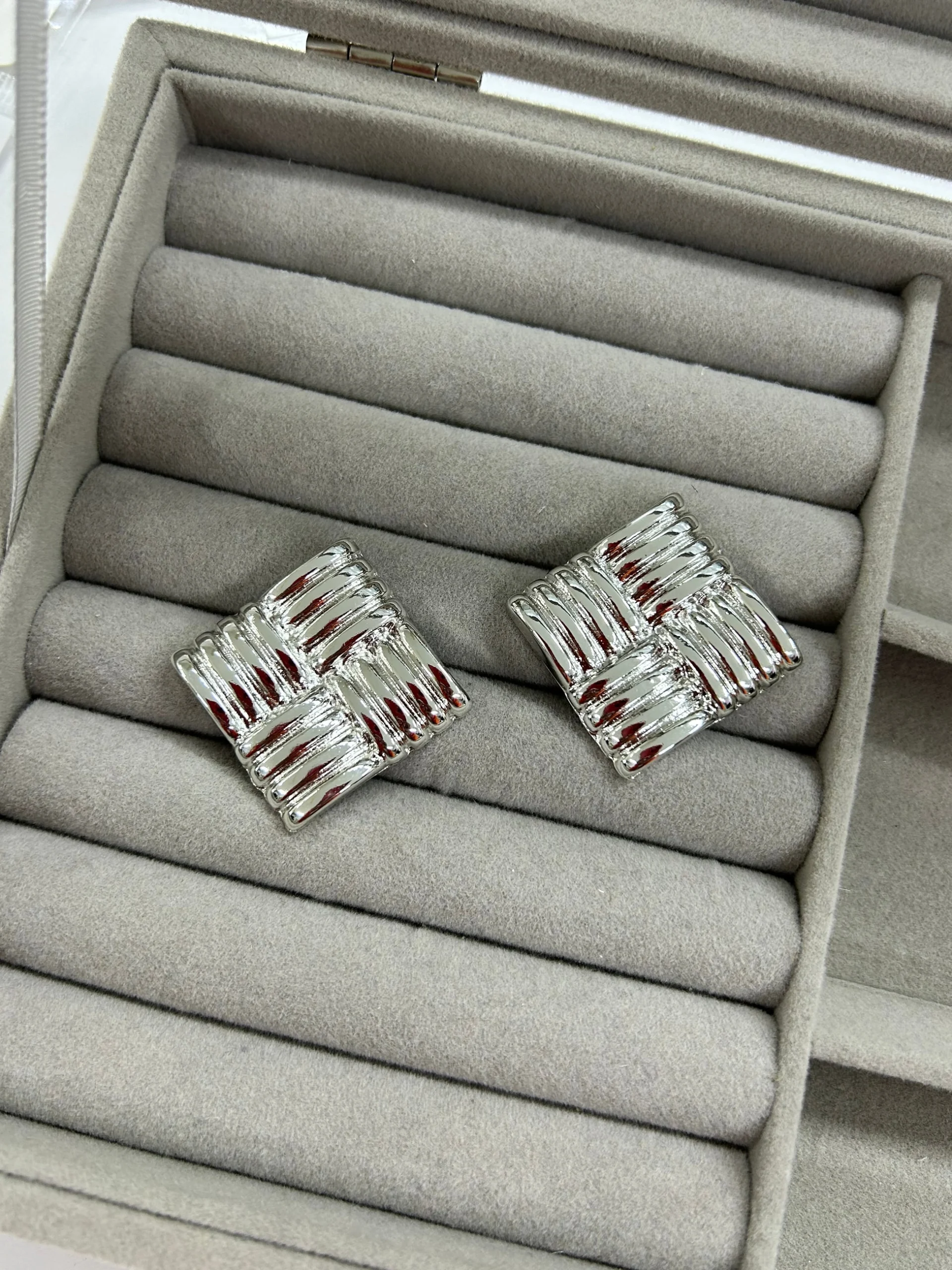 Gümüş Renk Botte Kare Küpe Gümüş Renk Botte Kare Küpe - Görsel 1