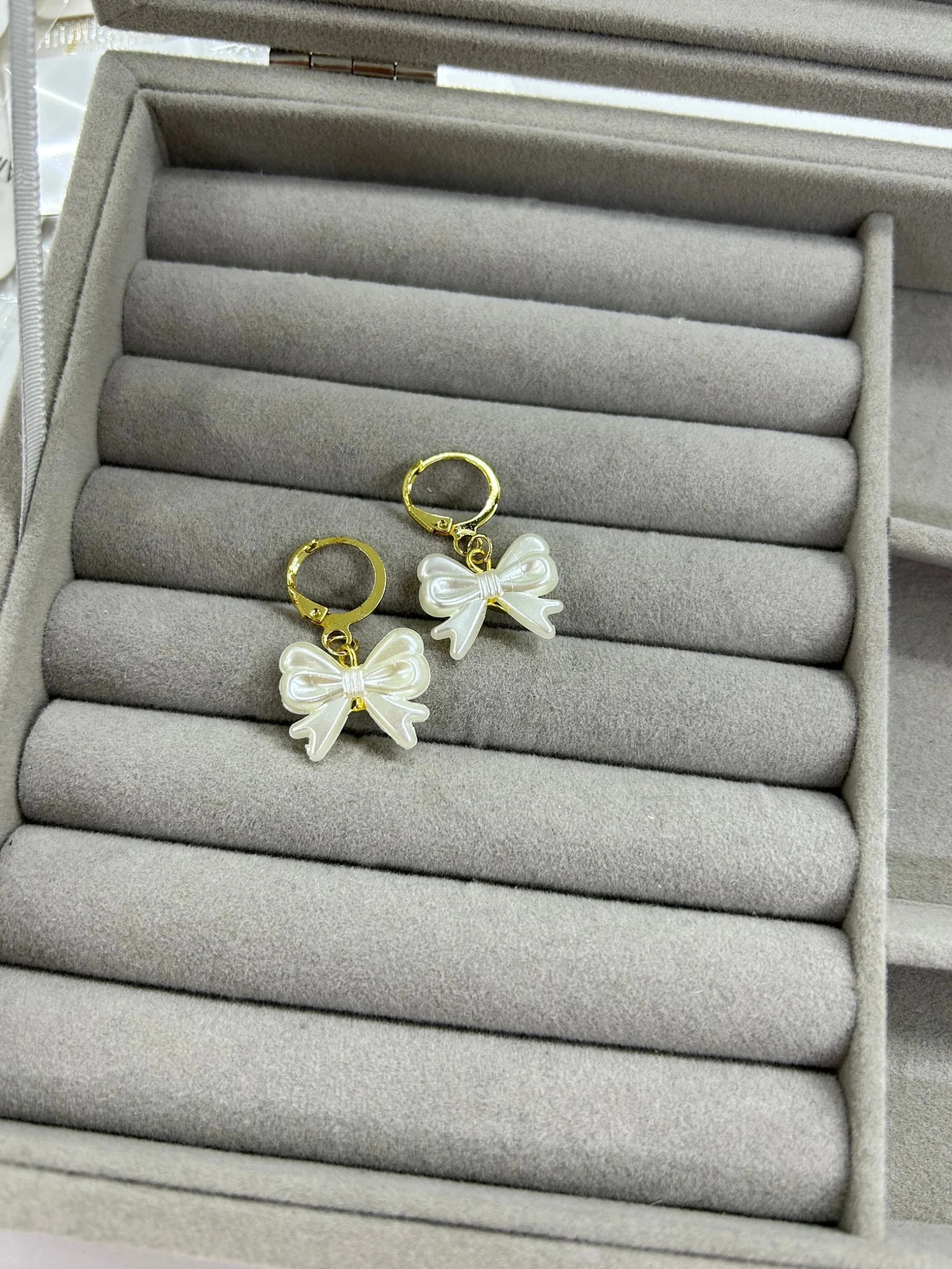 Minimal İncili Fiyonk Küpe Minimal İncili Fiyonk Küpe - Görsel 1