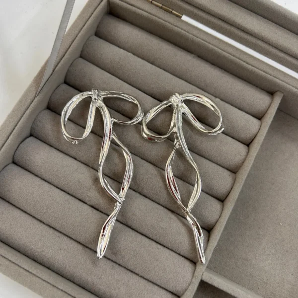 Gümüş Renk Big Fiyonk Küpe 8,5 CM