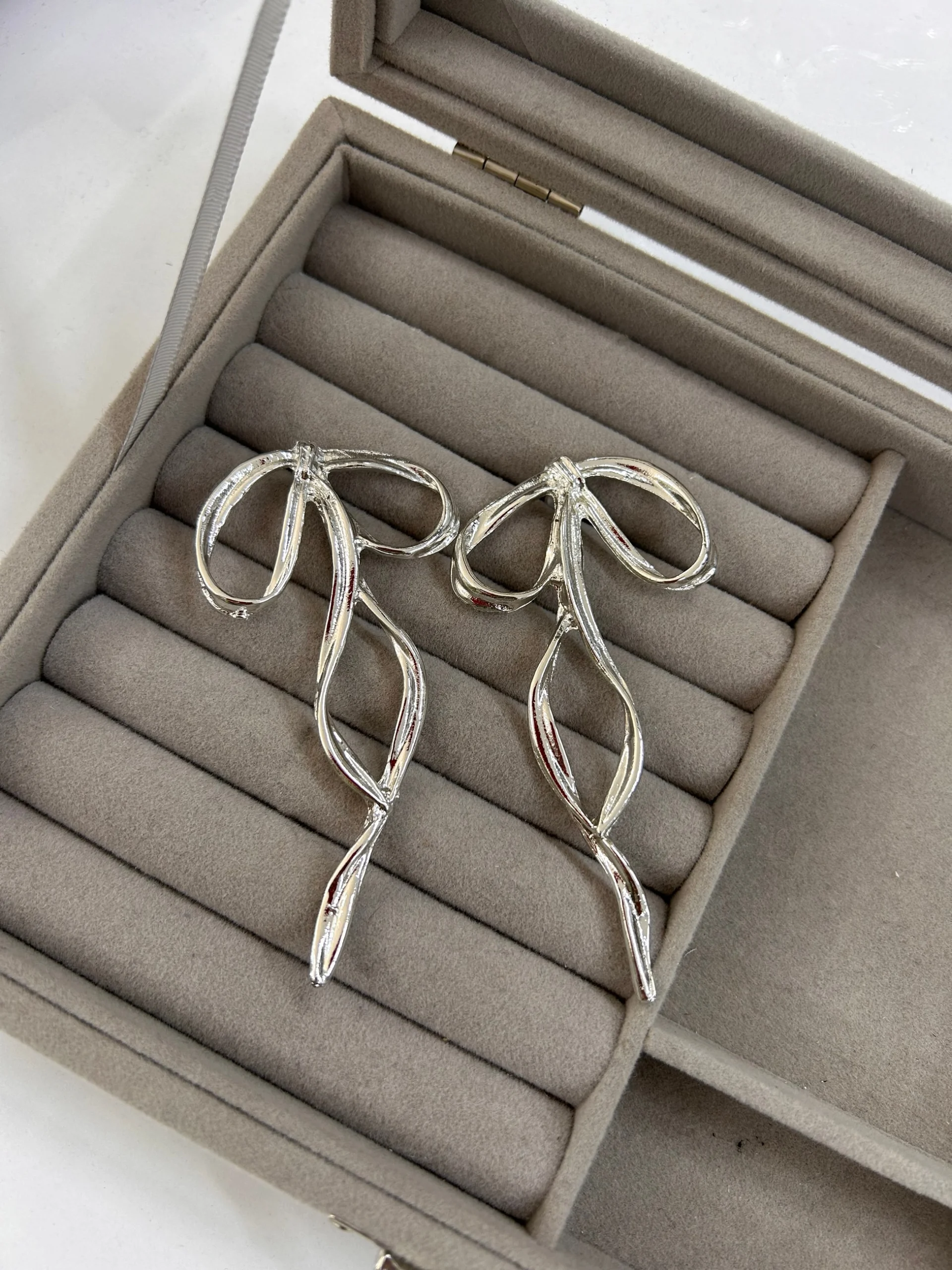 Gümüş Renk Big Fiyonk Küpe 8 Gümüş Renk Big Fiyonk Küpe 8,5 CM - Görsel 1