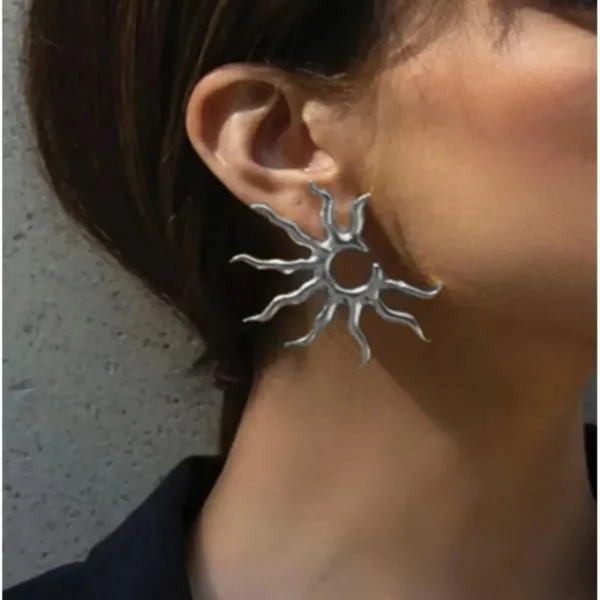 Güneş Figürlü Gümüş Renk Küpe