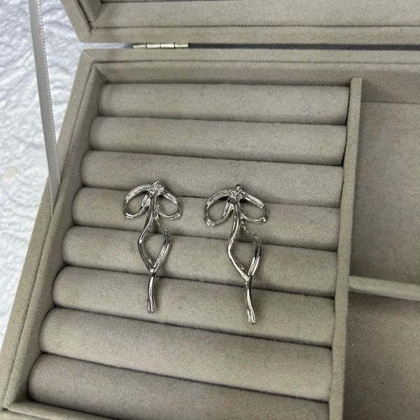 Gümüş Renk Mini Big Fiyonk Küpe