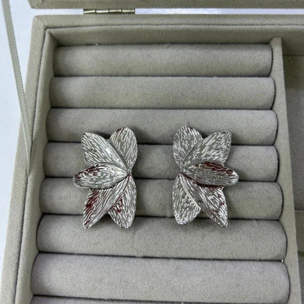 Tarz Gümüş Renk Küpe