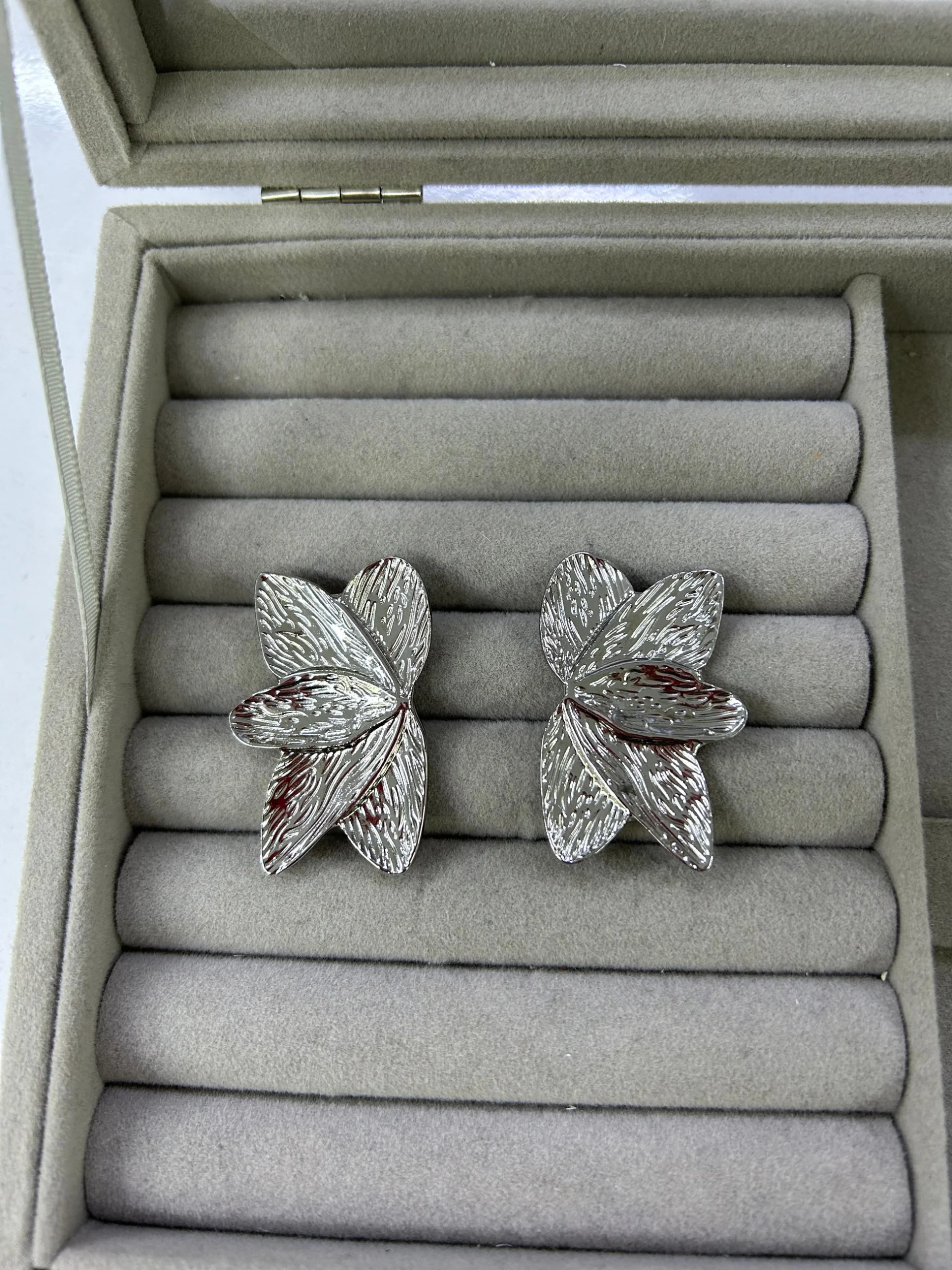 Tarz Gümüş Renk Küpe Tarz Gümüş Renk Küpe - Görsel 1