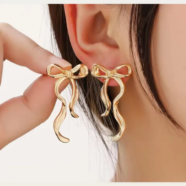 Gold Bukle Fiyonk Küpe