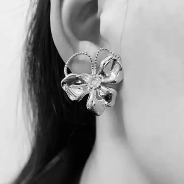 Gümüş Renk Tasarım Taşlı Çiçek Küpe