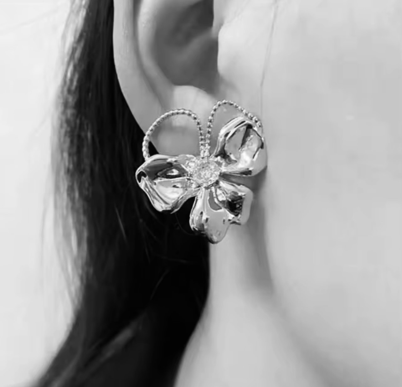 Gümüş Renk Tasarım Taşlı Çiçek Küpe Gümüş Renk Tasarım Taşlı Çiçek Küpe - Görsel 1