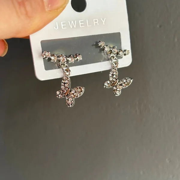 Gümüş Renk Tek Delik Çok Görünüm Taşlı Kelebek Küpe