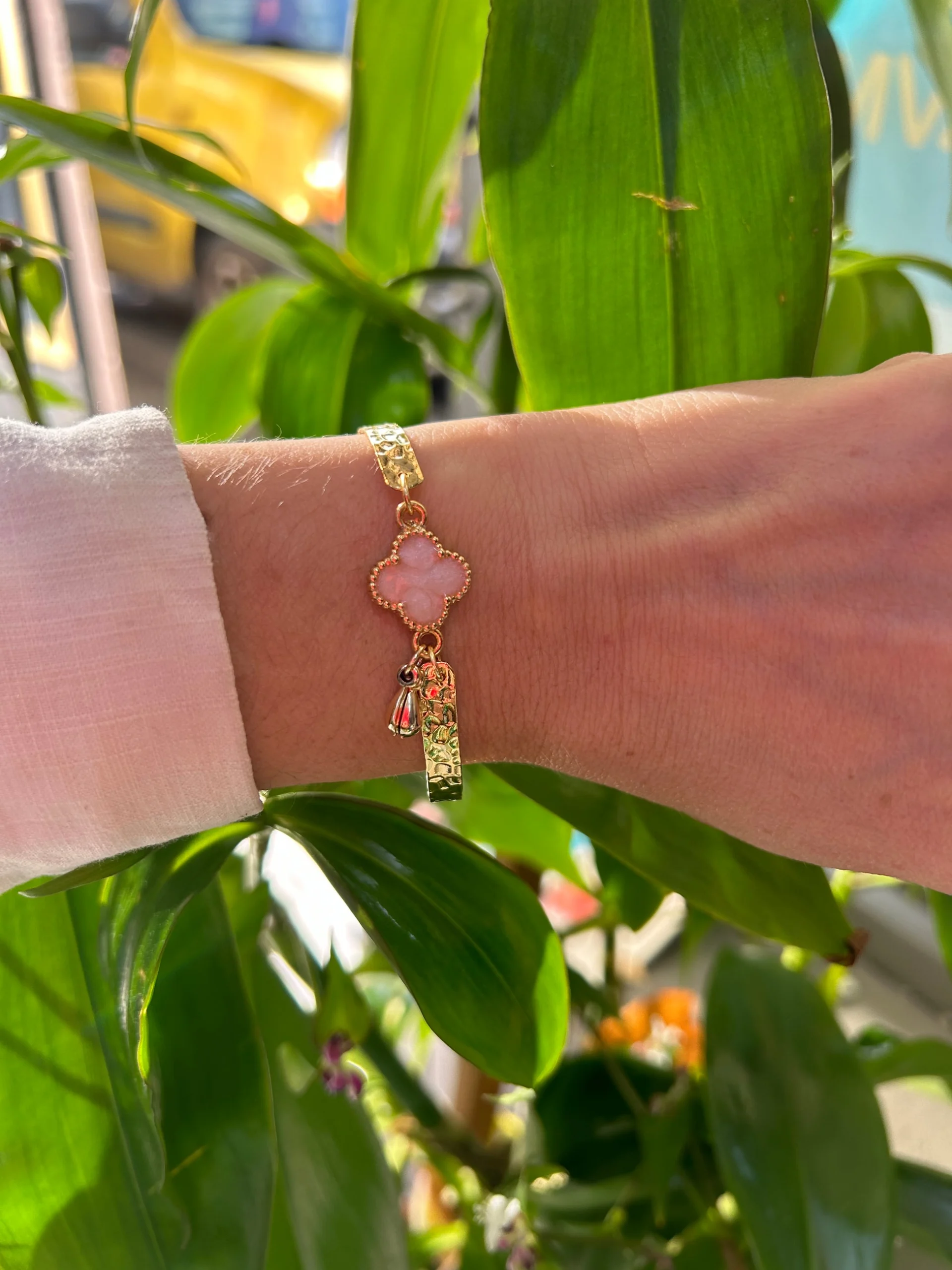 Vip Krem Yonca Kelepçe Model Bileklik Vip Krem Yonca Kelepçe Model Bileklik - Görsel 1