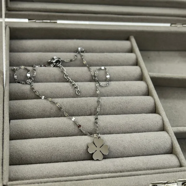 Çelik Gümüş Renk Yonca Kolye