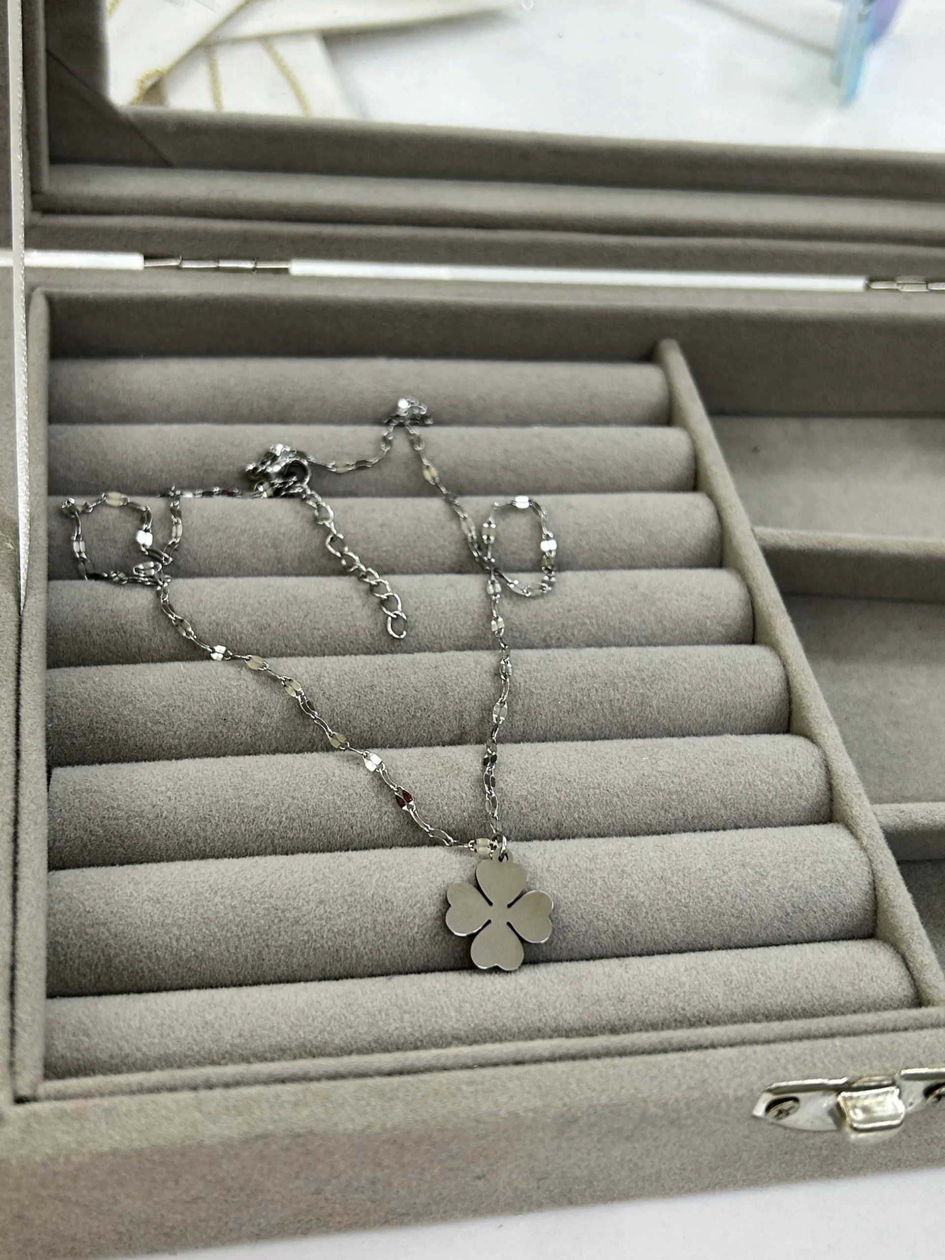 Çelik Gümüş Renk Yonca Kolye Çelik Gümüş Renk Yonca Kolye - Görsel 1