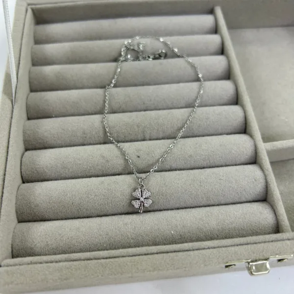 Çelik Gümüş Renk Yonca Kolye