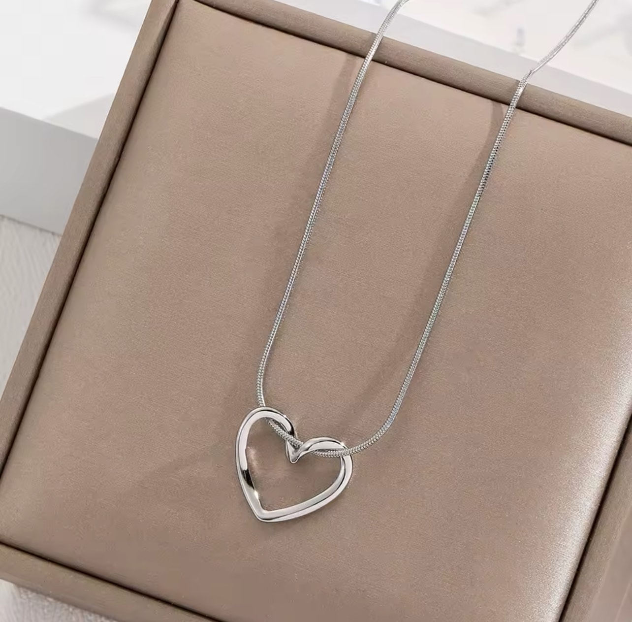 Çelik Gümüş Renk Yılan Zincir Kalp Kolye Çelik Gümüş Renk Yılan Zincir Kalp Kolye - Görsel 1