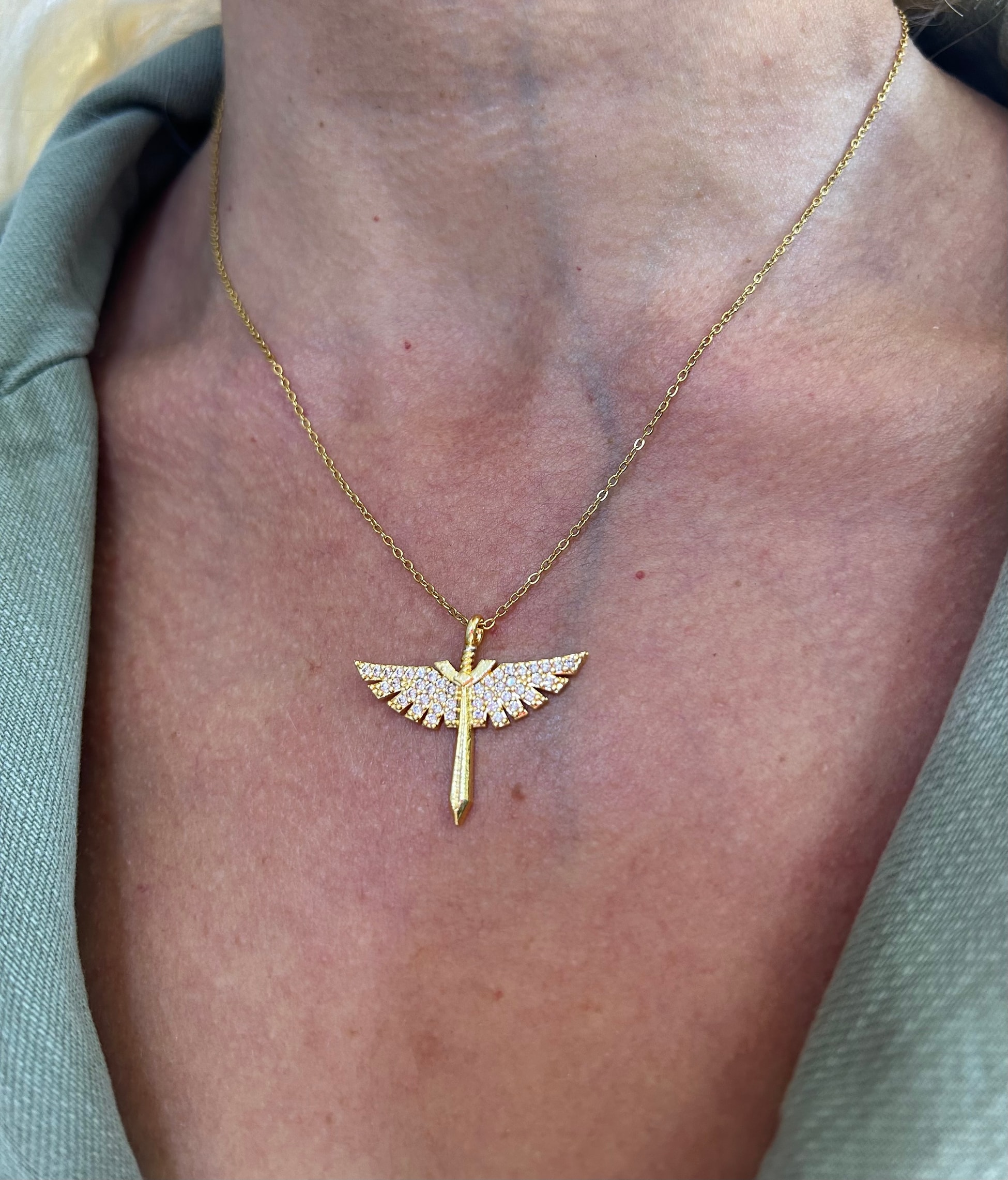 Çelik Gold Minimal Taşlı Anka Kuşu Kolye Çelik Gold Minimal Taşlı Anka Kuşu Kolye - Görsel 1