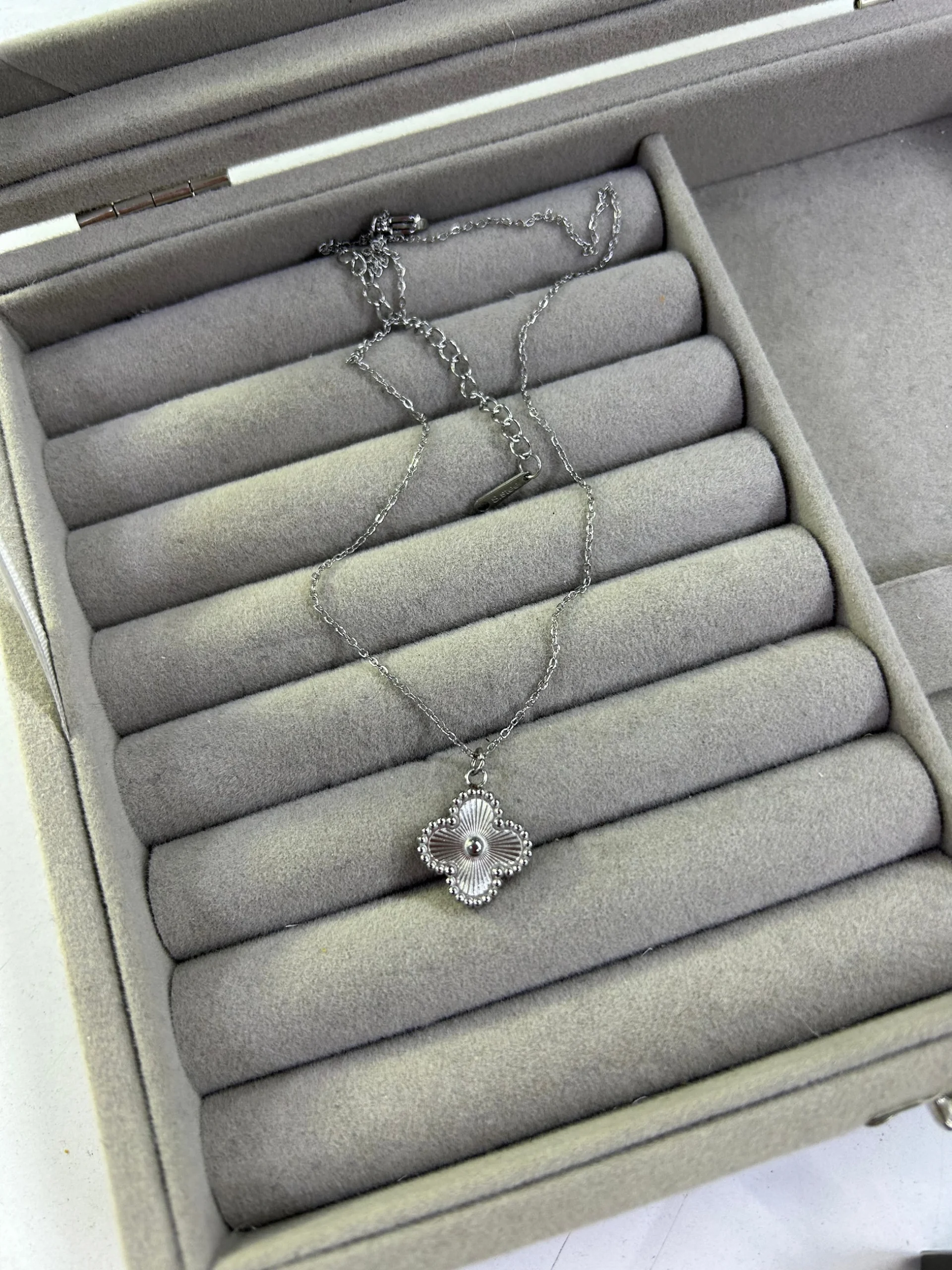 Çelik Gümüş Renk Trend Yonca Kolye Çelik Gümüş Renk Trend Yonca Kolye - Görsel 1