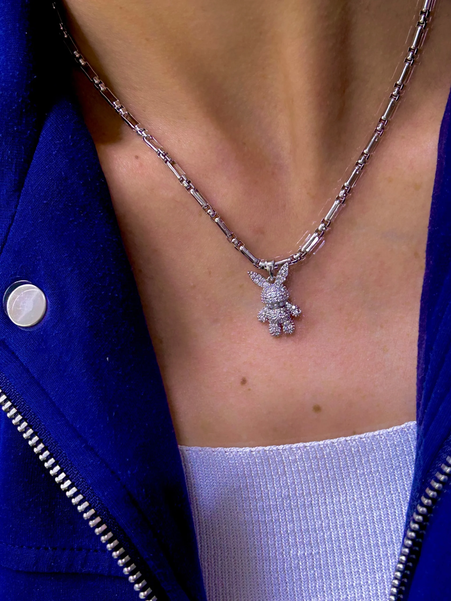 Çelik Gümüş Renk Taşlı Playby Kolye Çelik Gümüş Renk Taşlı Playby Kolye - Görsel 1