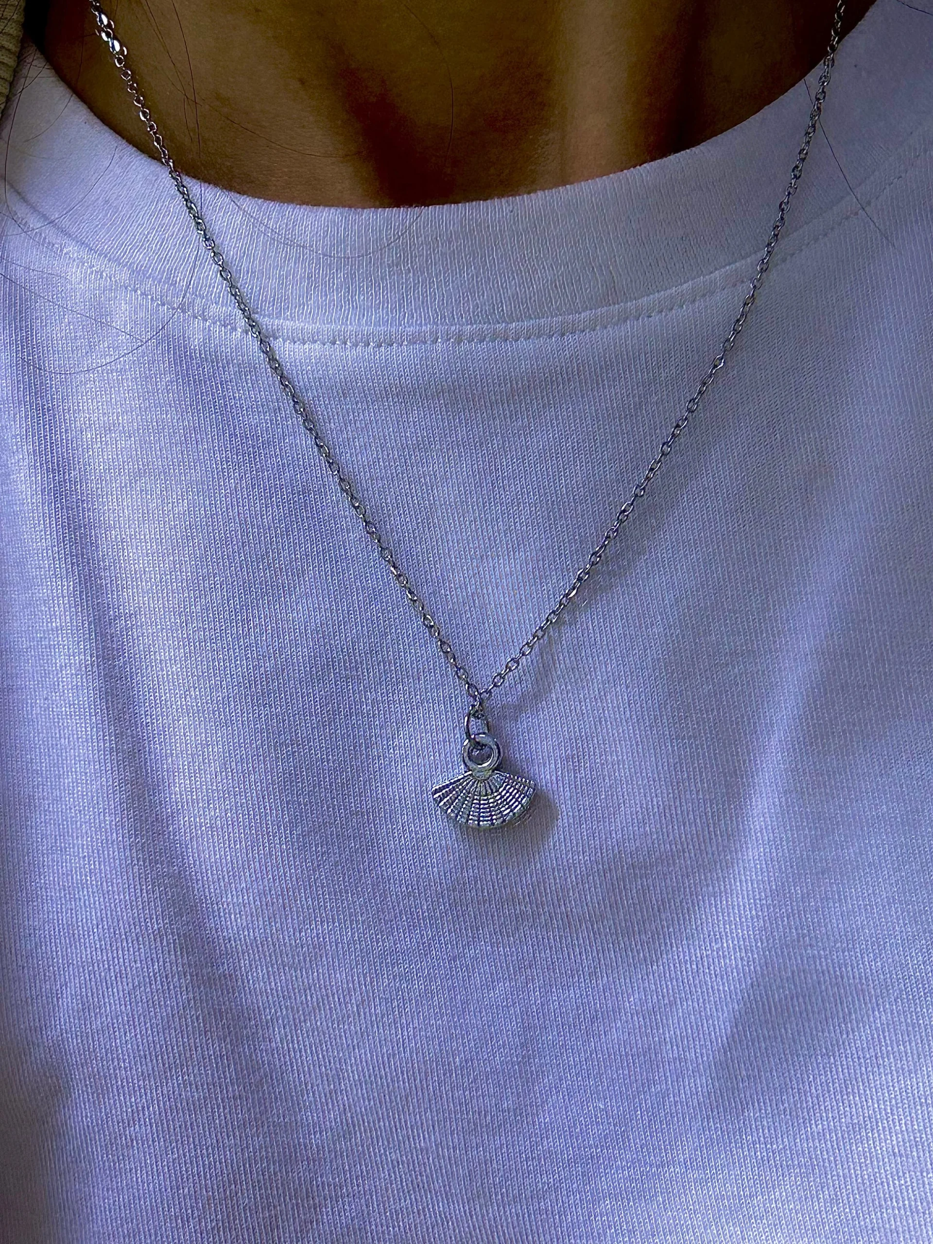 Çelik Gümüş Renk Mini Yelpaze Kolye Çelik Gümüş Renk Mini Yelpaze Kolye - Görsel 1