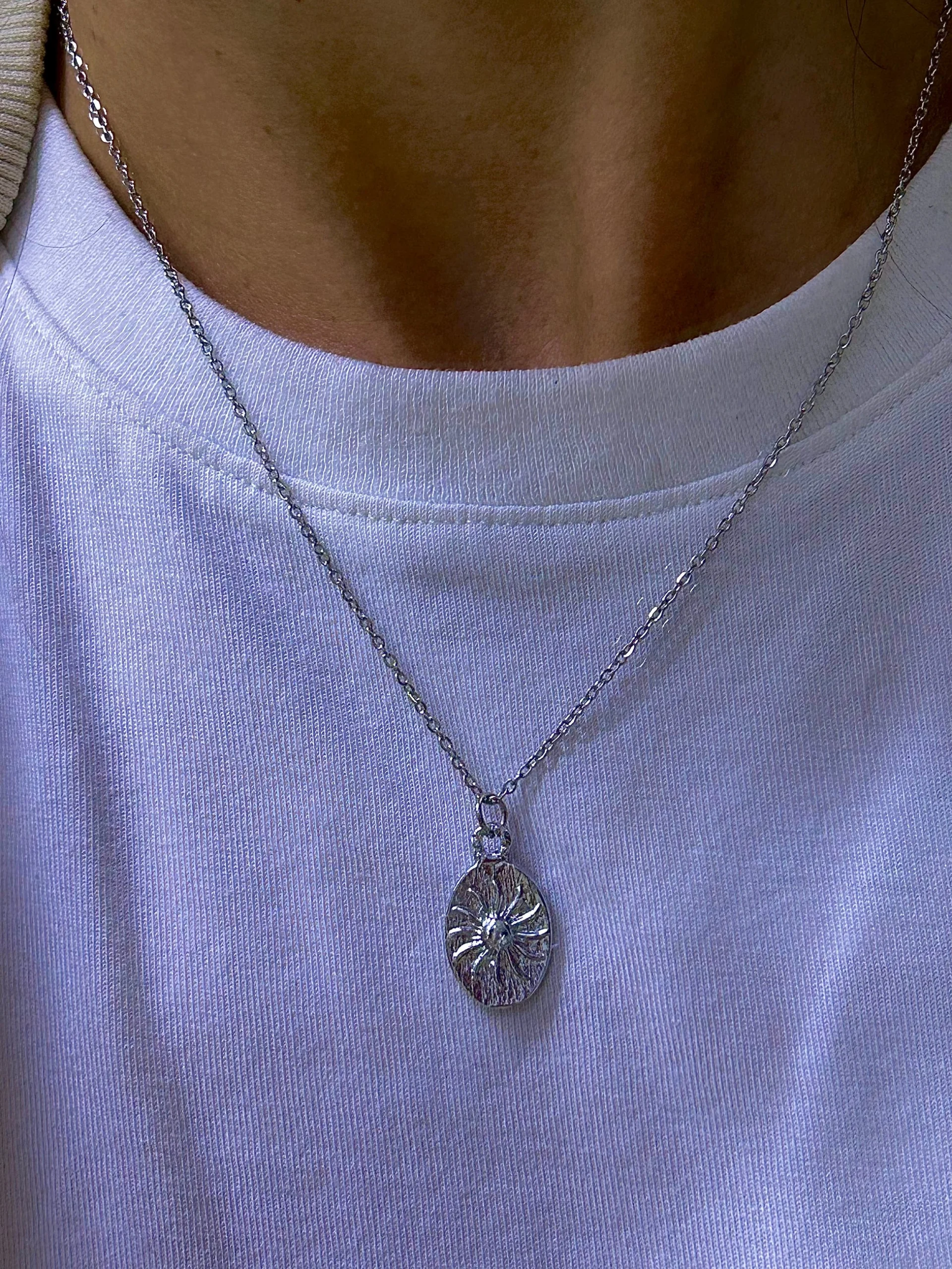 Çelik Gümüş Renk Çerçeve Güneş Kolye Çelik Gümüş Renk Çerçeve Güneş Kolye - Görsel 1