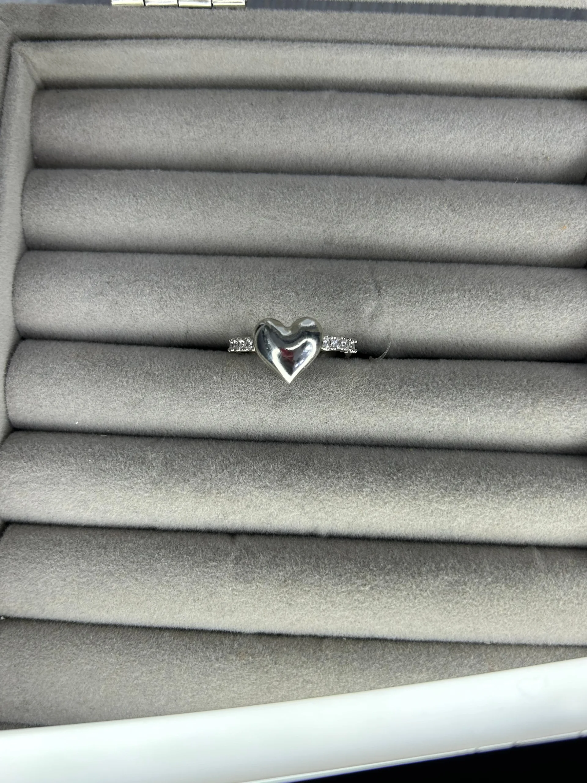 Gümüş Renk Taşlı Kalp Tarz Yüzük Gümüş Renk Taşlı Kalp Tarz Yüzük - Görsel 1