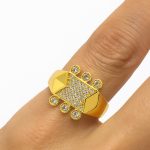Vip Tarz Gold Renk Taşlı Yüzük
