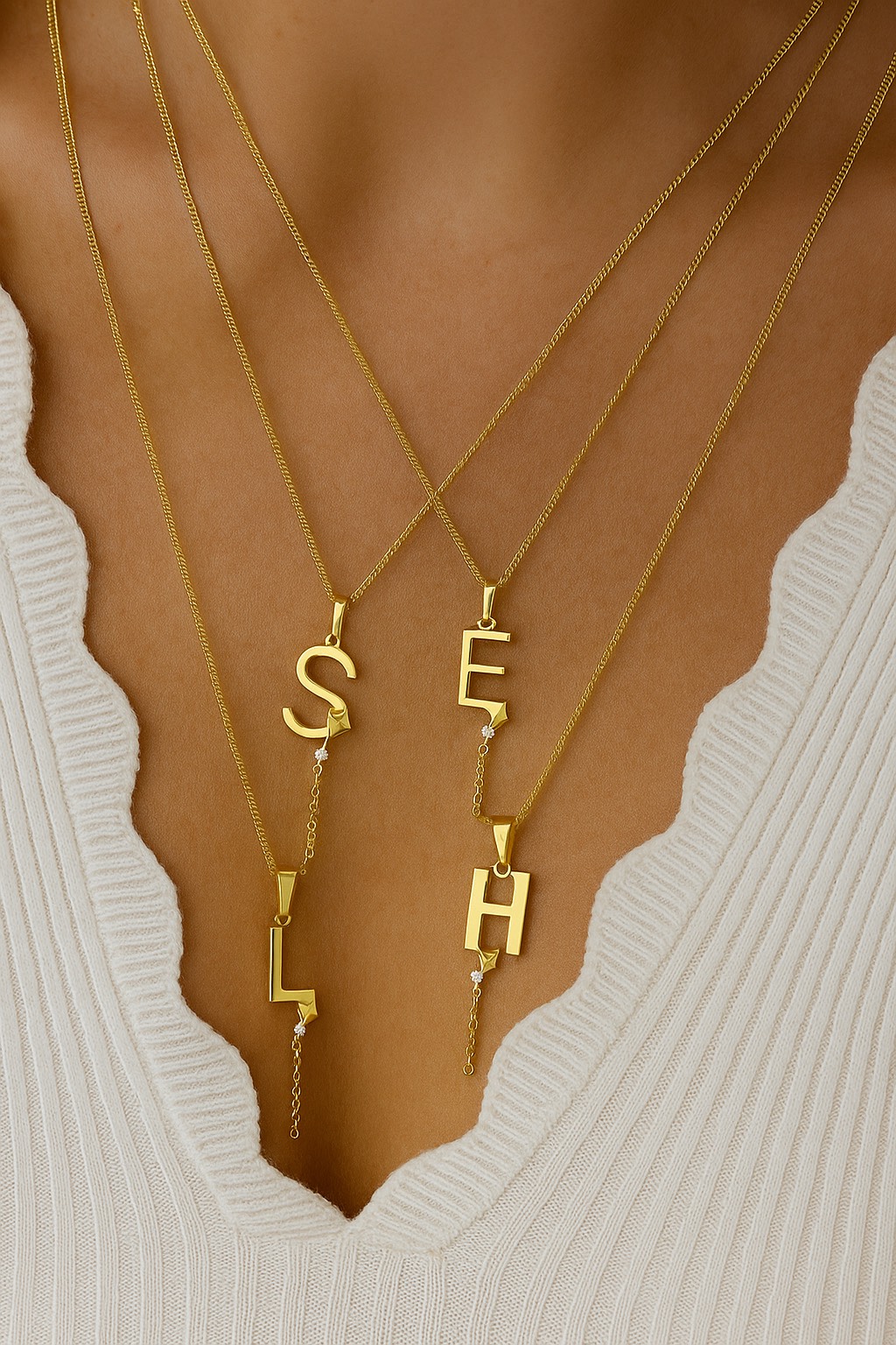 AC291B58-1352-41F6-AED5-26884BEDBCD1 Çelik Alya Harf Kolye - Görsel 1