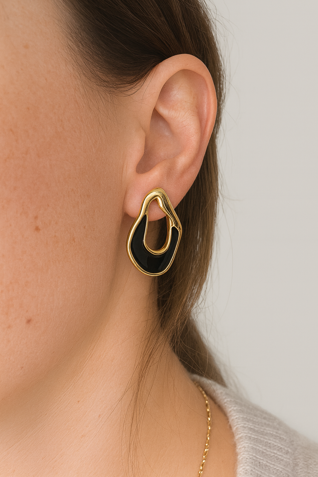 fd56a140-7641-4cc5-8101-1638dfa0826c Siyah Ayrıntı Tarz Küpe - Görsel 1